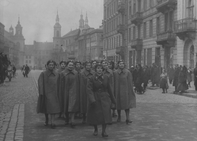 Delegacja kobiet na ul. Długiej w Warszawie