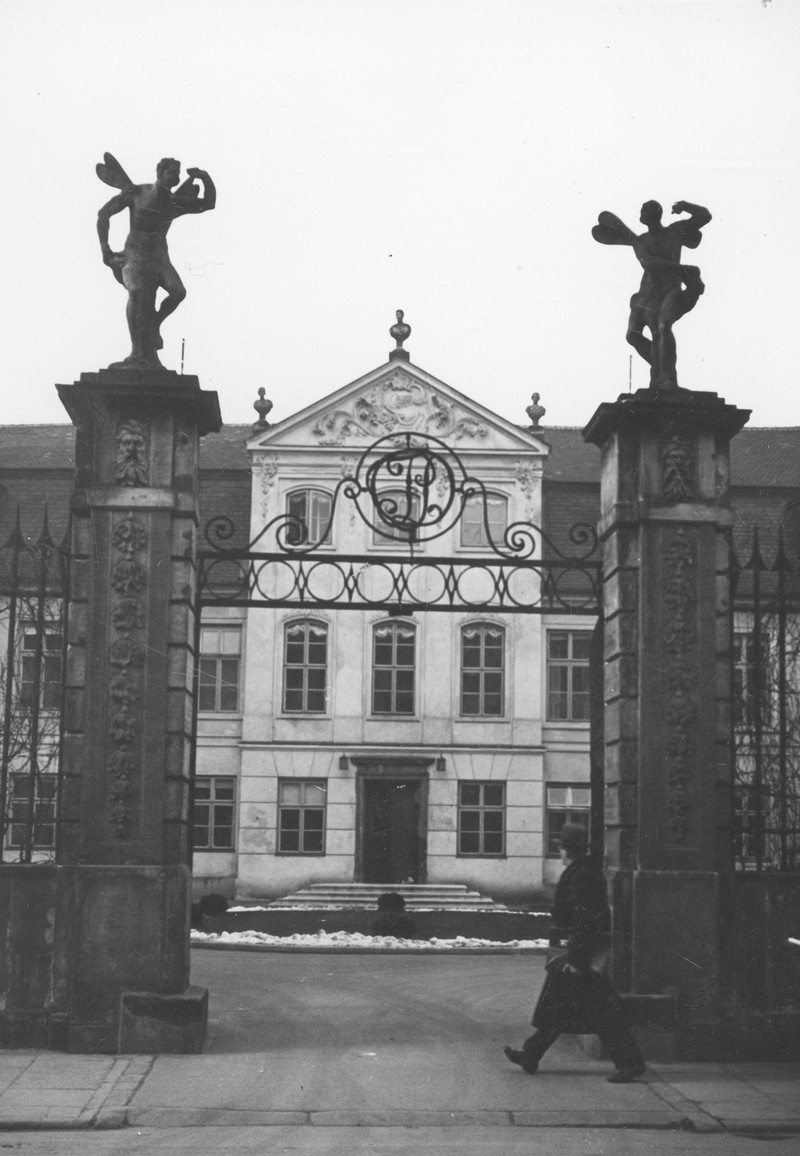 Brama i front Pałacu Pod Czterema Wiatrami