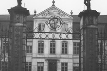 Brama i front Pałacu Pod Czterema Wiatrami